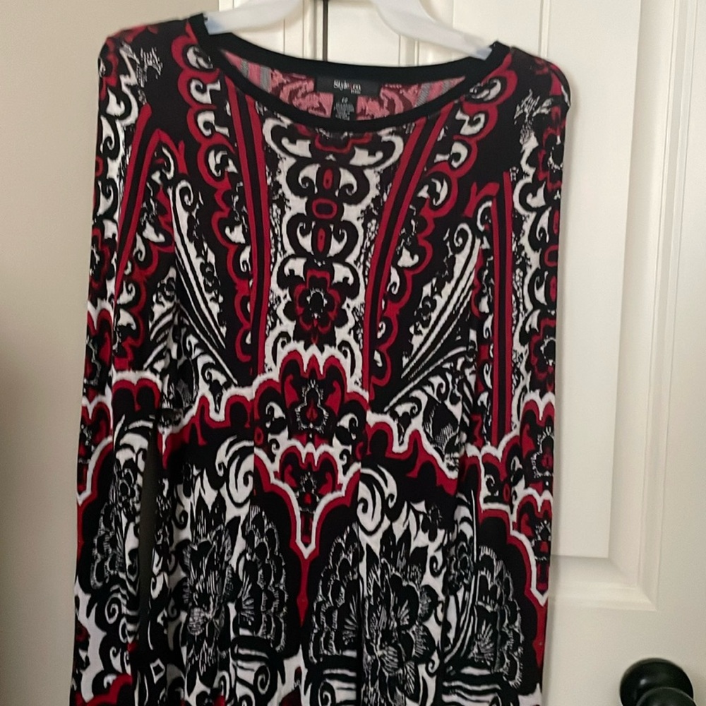 Long sleeves printed colored.